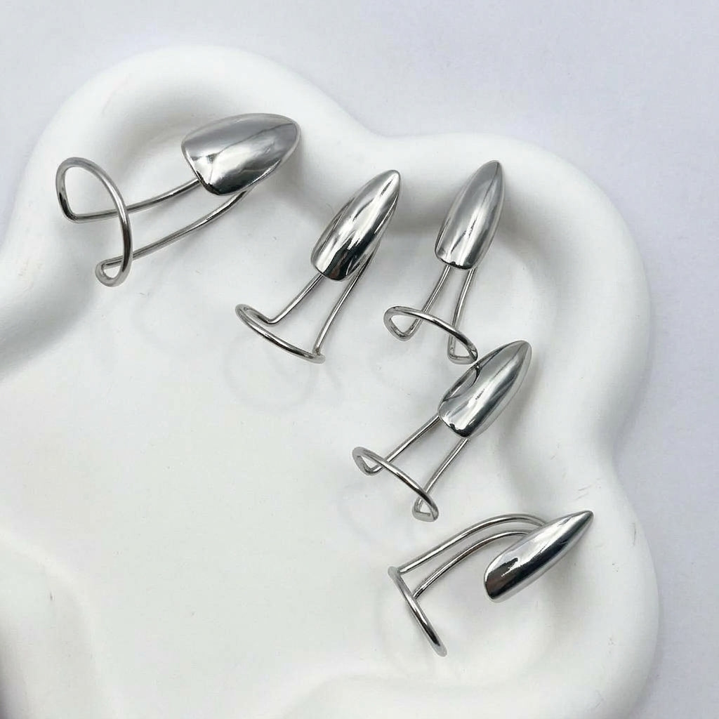 Armatura per Unghie in Metallo ✨🔧💅 Senza colla, si indossa e si rimuove all’istante, struttura metallica regolabile, la finitura lucida dona eleganza senza impacciarti mentre cucini, pulisci o vai in bagno.