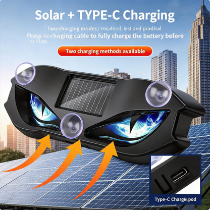 Luce Auto Occhio di Diavolo 🎬🔋🧲 Effetto luminoso lampeggiante stile cinematografico, ricarica solare e USB, montaggio a ventosa senza danni, dona alla tua auto un look unico e riconoscibile di notte.
