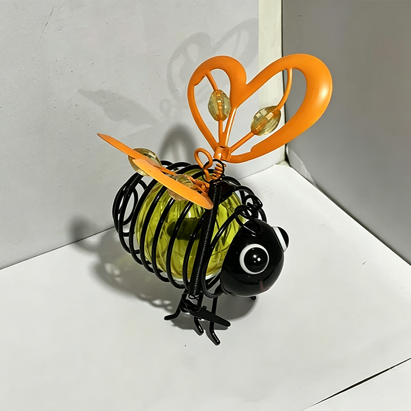 🐝 Enfeite Solar de Jardim em Metal – Decoração Criativa com Luz Quente e Design Encantador para Área Externa
