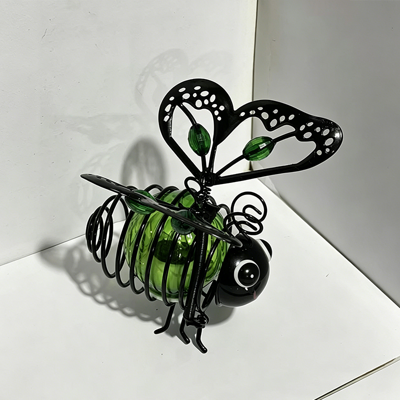 🐝 Enfeite Solar de Jardim em Metal – Decoração Criativa com Luz Quente e Design Encantador para Área Externa