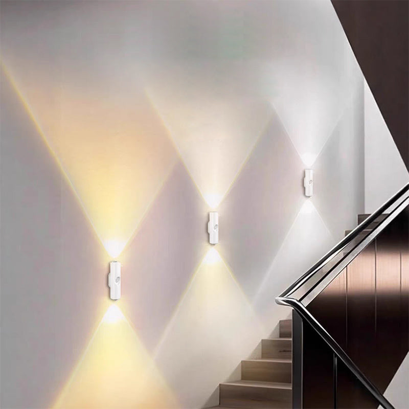 Luce Atmosferica RGB Intelligente Magnetica 🎨🚶🔋 , si installa senza fori e si riposiziona facilmente, con sensore di movimento, permette di modificare l’illuminazione decorativa per adattare lo spazio al proprio gusto.
