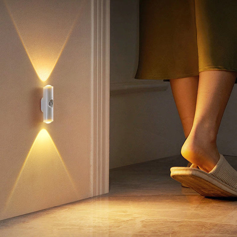 Luce Atmosferica RGB Intelligente Magnetica 🎨🚶🔋 , si installa senza fori e si riposiziona facilmente, con sensore di movimento, permette di modificare l’illuminazione decorativa per adattare lo spazio al proprio gusto.