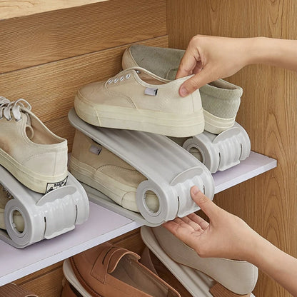 Porta scarpe doppio ripiano 🥿📦💧, realizzato in PP, riduce del 50% lo spazio occupato dalle calzature, altezza regolabile e superficie antiscivolo per organizzare facilmente la tua scarpiera.