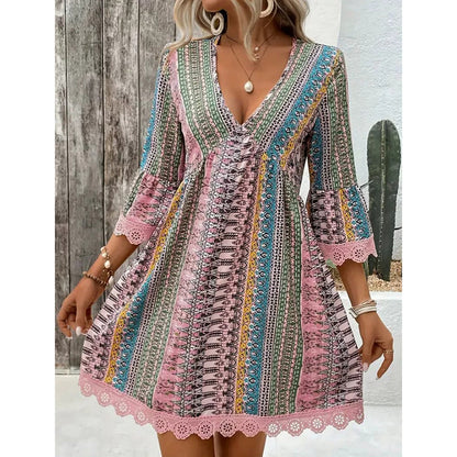 Abito corto da donna con scollo a V, stampa geometrica e rifiniture in pizzo - Perfetto per le vacanze