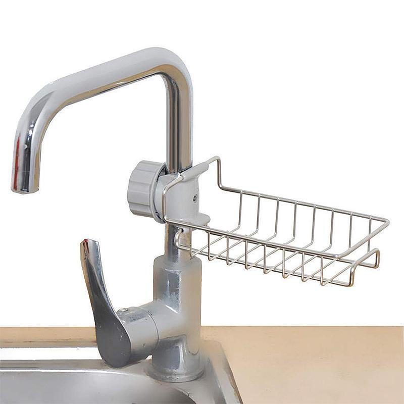 Organizer da lavello in acciaio inossidabile 🏠🍽️💧 Si aggancia direttamente al rubinetto senza fori, scola rapidamente l’acqua e tiene gli strumenti di pulizia sempre a portata di mano per mantenere il piano di lavoro ordinato.