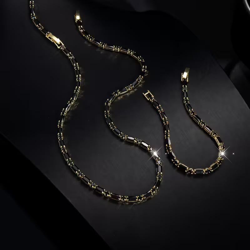 Set Collana e Bracciale da Uomo in zirconia cubica 💎👔💖 Design pulito con zirconia cubica, struttura leggera e catena regolabile, completa qualsiasi outfit e dona un aspetto curato per lavoro, uscite e momenti quotidiani.