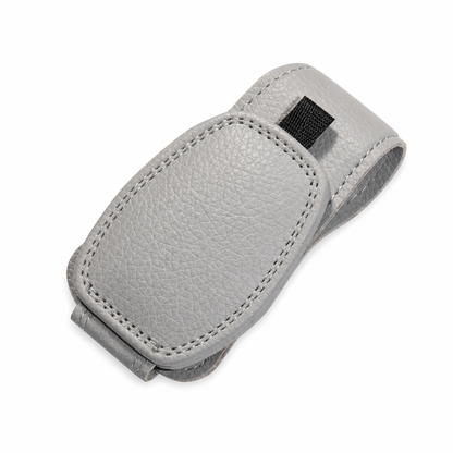 🔥 -50% Oggi: Supporto per Occhiali da Sole per Auto – Clip Magnetica in Pelle con Porta Biglietti e Carte. Tieni occhiali, biglietti e carte sempre a portata di mano.