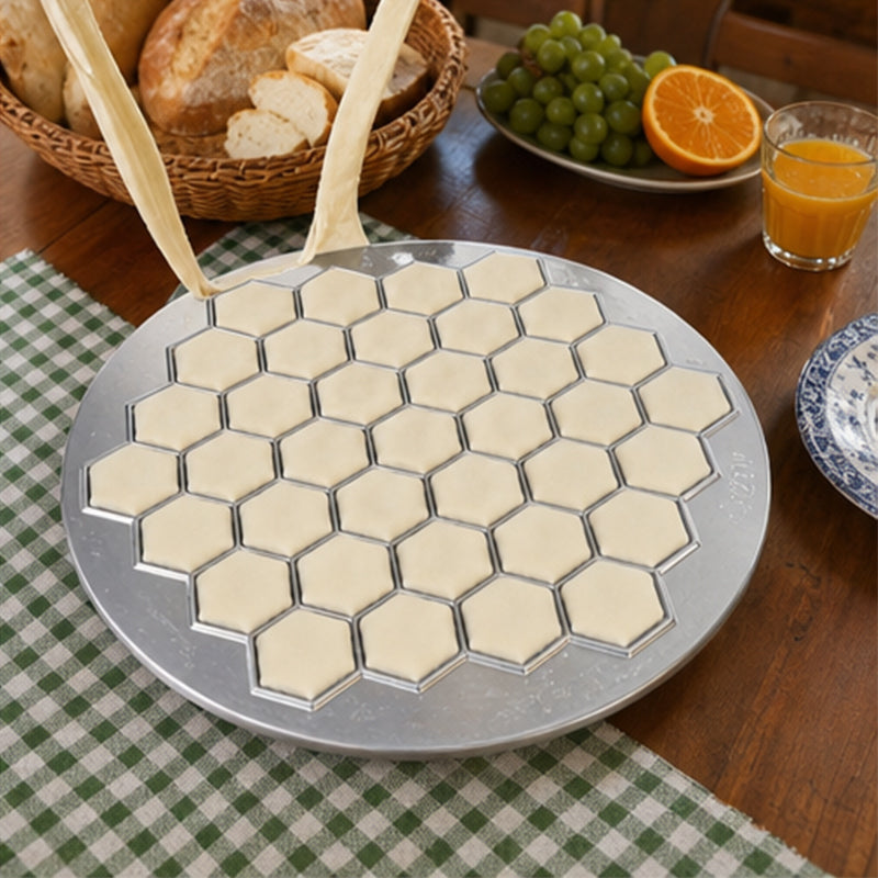🥟 Stampo multicavità da 24,6 cm per ravioli, pratico per preparazioni familiari 👨‍👩‍👧‍👦Uso domestico｜🔢37 porzioni per volta｜🛠️Materiale resistente. 👨‍👩‍👧‍👦Soddisfa il fabbisogno di ravioli per pranzi e cene di famiglia.