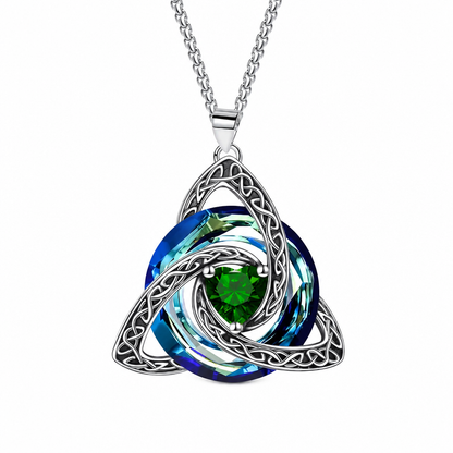Collana Nodo Celtico con Ciondolo Cuore in Cristallo 💐💎❤️ Metallo in rame delicato non irrita la pelle del collo, il zircone riflette la luce in ogni movimento, la catena regolabile si adatta alla clavicola e si abbina facilmente a ogni outfit quotidiano.