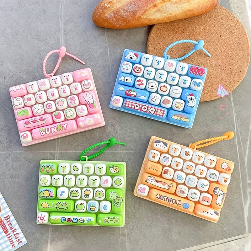 ⌨️Portachiavi Tastiera Fidget 🎮🐰🎒 Con 26 tasti dalla piacevole pressione, design animale cartoon e formato portachiavi compatto, si aggancia a borse e zaini per offrire stimolazione tattile alle dita durante le pause lavorative.✨