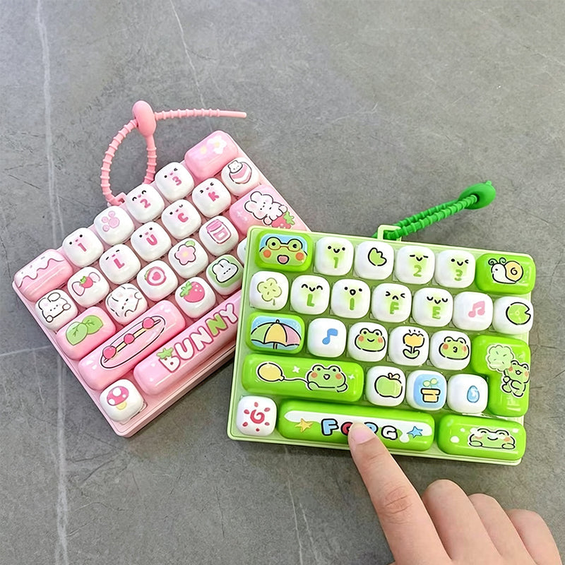 ⌨️Portachiavi Tastiera Fidget 🎮🐰🎒 Con 26 tasti dalla piacevole pressione, design animale cartoon e formato portachiavi compatto, si aggancia a borse e zaini per offrire stimolazione tattile alle dita durante le pause lavorative.✨