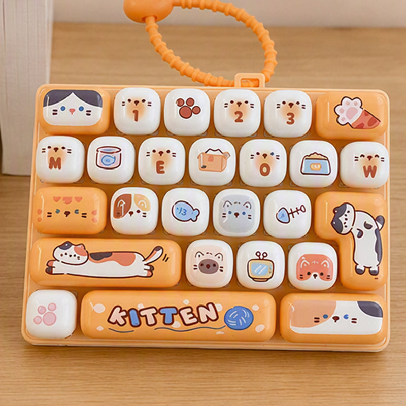 ⌨️Portachiavi Tastiera Fidget 🎮🐰🎒 Con 26 tasti dalla piacevole pressione, design animale cartoon e formato portachiavi compatto, si aggancia a borse e zaini per offrire stimolazione tattile alle dita durante le pause lavorative.✨