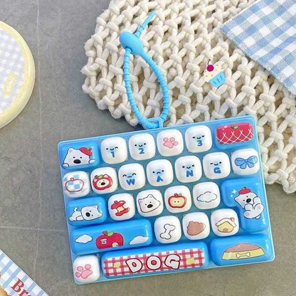 ⌨️Portachiavi Tastiera Fidget 🎮🐰🎒 Con 26 tasti dalla piacevole pressione, design animale cartoon e formato portachiavi compatto, si aggancia a borse e zaini per offrire stimolazione tattile alle dita durante le pause lavorative.✨
