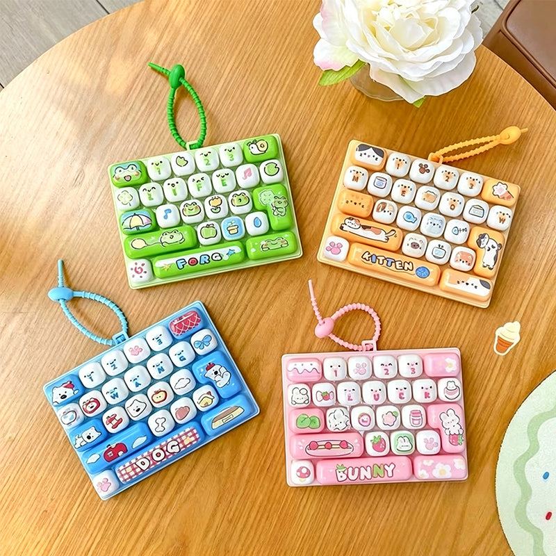 ⌨️Portachiavi Tastiera Fidget 🎮🐰🎒 Con 26 tasti dalla piacevole pressione, design animale cartoon e formato portachiavi compatto, si aggancia a borse e zaini per offrire stimolazione tattile alle dita durante le pause lavorative.✨
