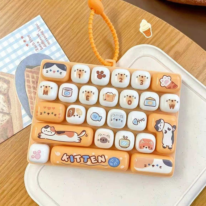 ⌨️Portachiavi Tastiera Fidget 🎮🐰🎒 Con 26 tasti dalla piacevole pressione, design animale cartoon e formato portachiavi compatto, si aggancia a borse e zaini per offrire stimolazione tattile alle dita durante le pause lavorative.✨