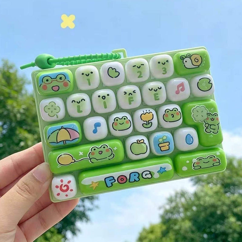 ⌨️Portachiavi Tastiera Fidget 🎮🐰🎒 Con 26 tasti dalla piacevole pressione, design animale cartoon e formato portachiavi compatto, si aggancia a borse e zaini per offrire stimolazione tattile alle dita durante le pause lavorative.✨