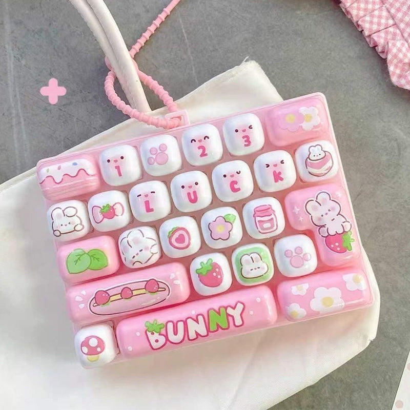 ⌨️Portachiavi Tastiera Fidget 🎮🐰🎒 Con 26 tasti dalla piacevole pressione, design animale cartoon e formato portachiavi compatto, si aggancia a borse e zaini per offrire stimolazione tattile alle dita durante le pause lavorative.✨