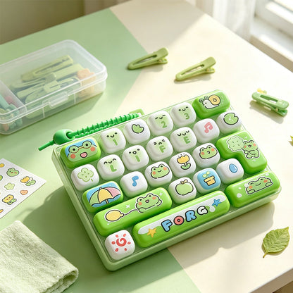⌨️Portachiavi Tastiera Fidget 🎮🐰🎒 Con 26 tasti dalla piacevole pressione, design animale cartoon e formato portachiavi compatto, si aggancia a borse e zaini per offrire stimolazione tattile alle dita durante le pause lavorative.✨