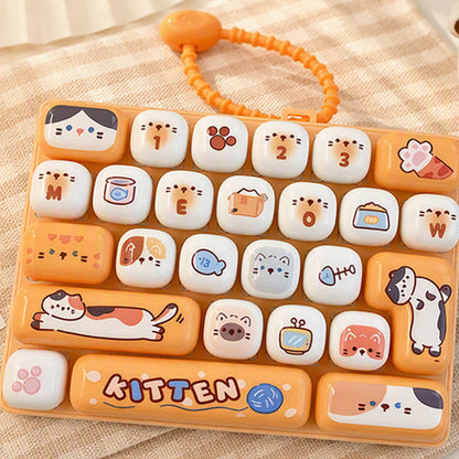 ⌨️Portachiavi Tastiera Fidget 🎮🐰🎒 Con 26 tasti dalla piacevole pressione, design animale cartoon e formato portachiavi compatto, si aggancia a borse e zaini per offrire stimolazione tattile alle dita durante le pause lavorative.✨