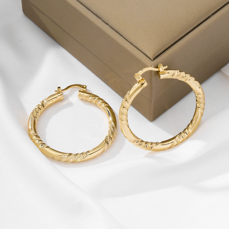 🔔 ORECCHINI A CERCHIO INTRECCIATI ✨💛 Il design scultoreo intrecciato e le due finiture disponibili si abbinano facilmente ai tuoi outfit di tutti i giorni, per valorizzare il tuo look personale in ogni contesto.