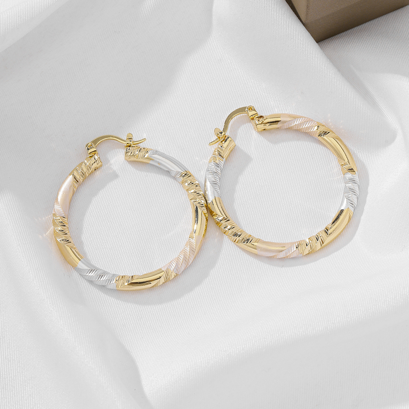 🔔 ORECCHINI A CERCHIO INTRECCIATI ✨💛 Il design scultoreo intrecciato e le due finiture disponibili si abbinano facilmente ai tuoi outfit di tutti i giorni, per valorizzare il tuo look personale in ogni contesto.