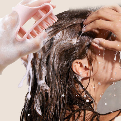 Spazzola massaggiante per cuoio capelluto 🛁🧴💧 Punte silicone flessibili, uso bagnato/asciutto, impugnatura antiscivolo. Massaggia dolcemente, rimuove impurità senza graffiare cute o danneggiare unghie.