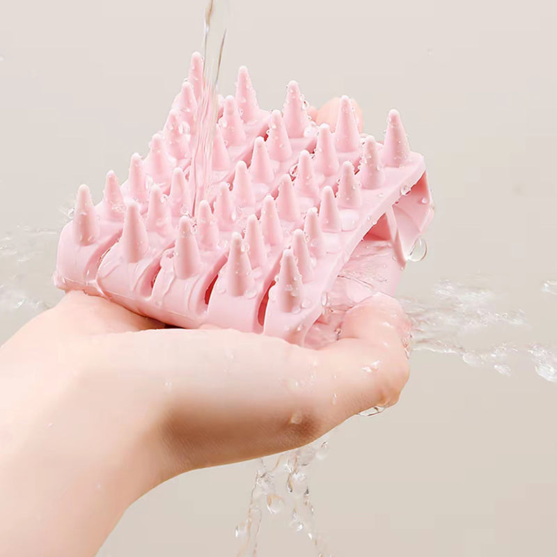 Spazzola massaggiante per cuoio capelluto 🛁🧴💧 Punte silicone flessibili, uso bagnato/asciutto, impugnatura antiscivolo. Massaggia dolcemente, rimuove impurità senza graffiare cute o danneggiare unghie.